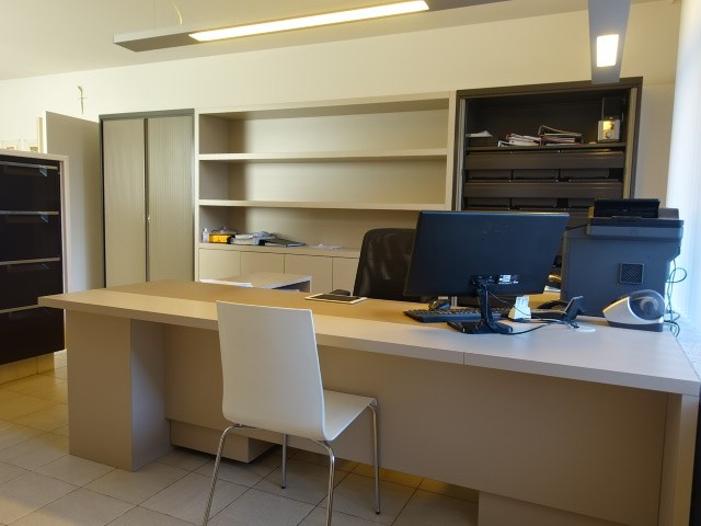 Praktijk/kantoor van 110 m2 in dokterswoning met afzonderlijke inkom. - Maribrik Immo