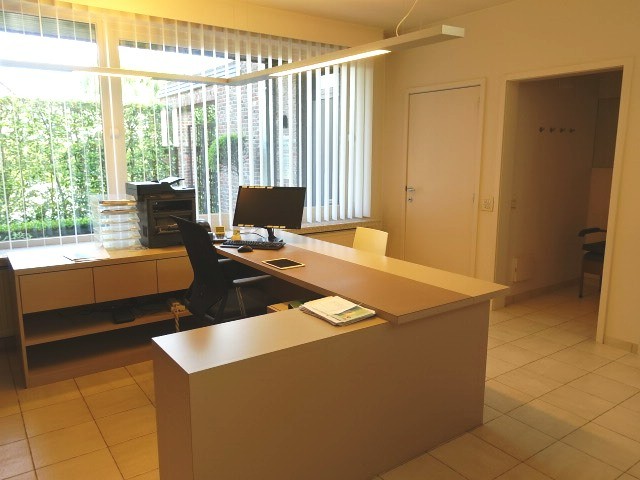 Praktijk/kantoor van 110 m2 in dokterswoning met afzonderlijke inkom. - Maribrik Immo
