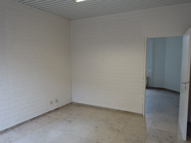 Twee kantoorruimtes van elk 12 m2 te huur in een kantoorgebouw. - Maribrik Immo